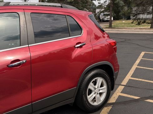 Used 2019 Chevrolet Trax LT w/ LT Convenience Package FWD image 7