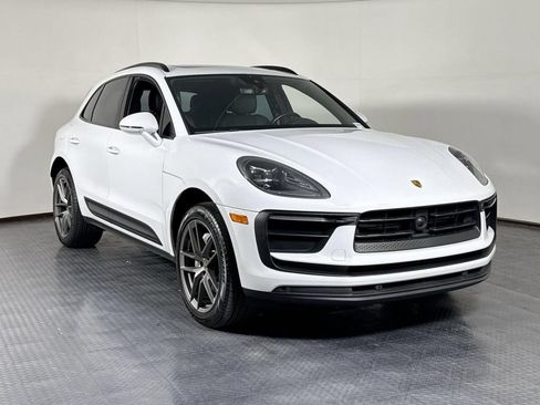 Certified 2024 Porsche Macan AWD/4WD image 9