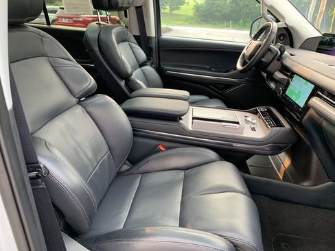 Certified 2025 Lincoln Navigator L Reserve AWD/4WD image 12