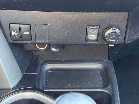 Used 2017 Toyota RAV4 LE image 28