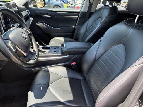 Used 2023 Toyota Highlander XLE FWD image 12