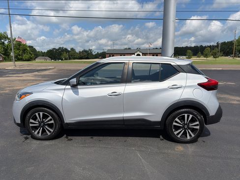 Used 2020 Nissan Kicks SV FWD image 8