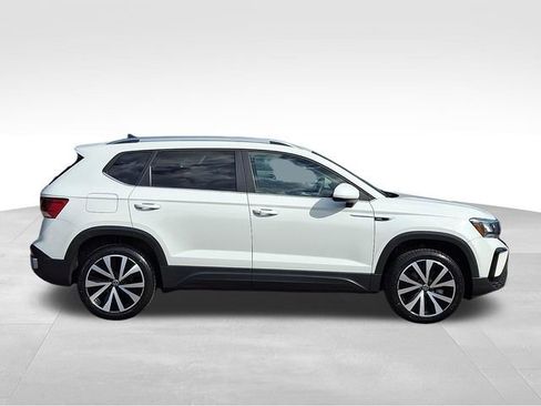 Used 2024 Volkswagen Taos SE image 9
