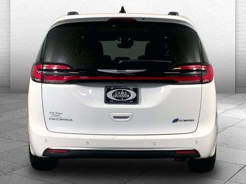 Used 2023 Chrysler Pacifica Pinnacle FWD image 3