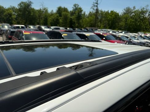 Used 2025 Chrysler Pacifica Limited FWD image 13