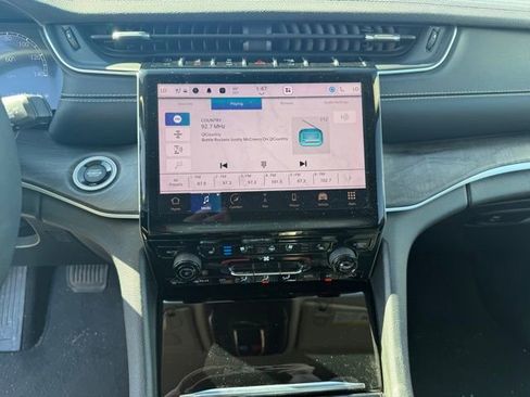 Used 2024 Jeep Grand Cherokee Limited w/ Luxury Tech Group II image 17