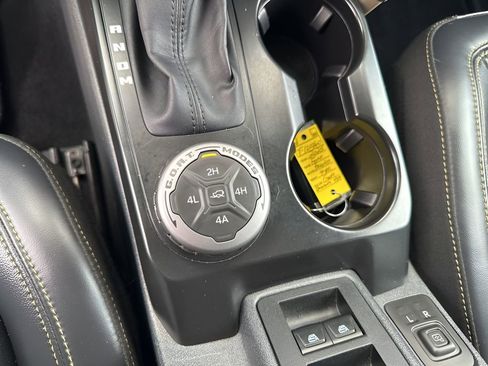 Used 2025 Ford Bronco Badlands image 37