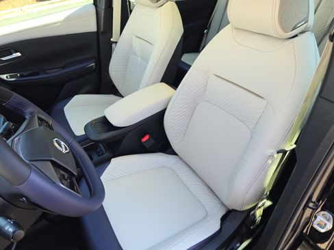 New 2026 Nissan Leaf Platinum+ w/ Floor Mat Package (Platinum+) image 15