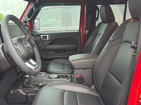 Used 2025 Jeep Wrangler Sahara AWD/4WD image 3