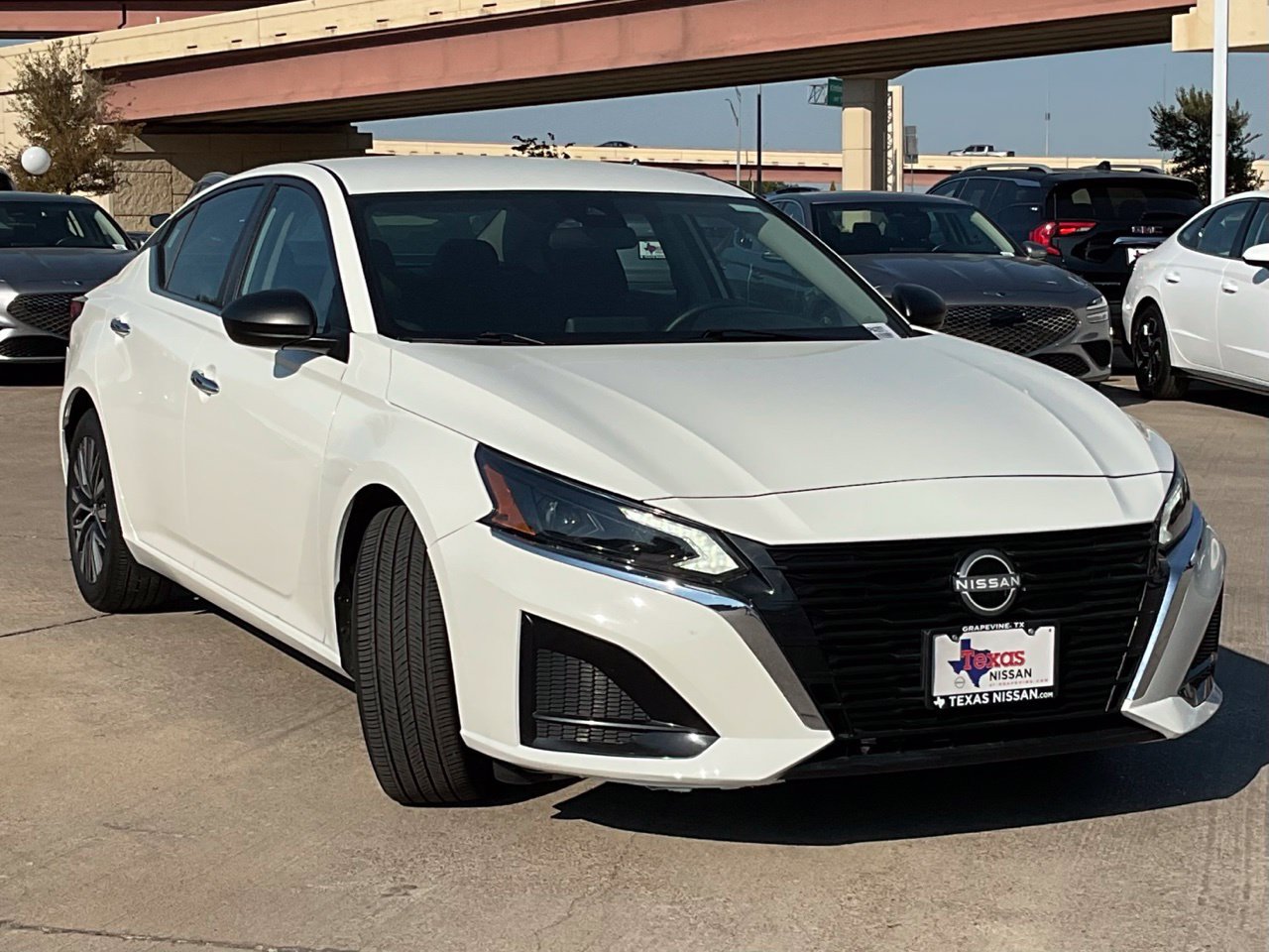 Used 2025 Nissan Altima 2.5 SV FWD image 3
