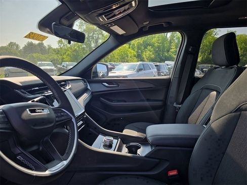 New 2025 Jeep Grand Cherokee Laredo X w/ Luxury Tech Group I image 11