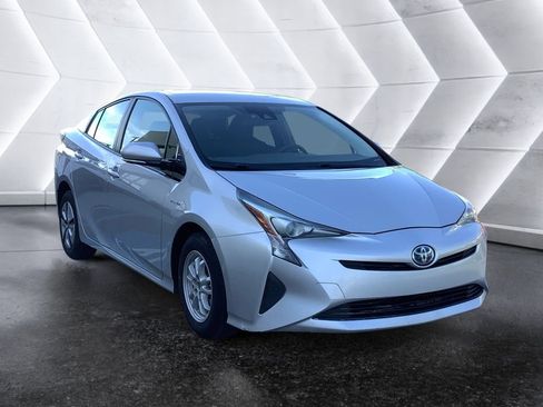 Used 2018 Toyota Prius Two FWD image 1