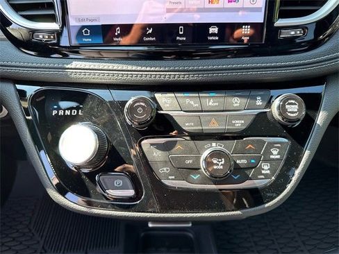 New 2025 Chrysler Pacifica Select image 21