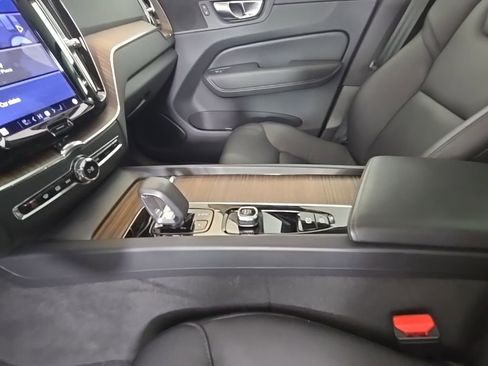 Certified 2023 Volvo XC60 B5 Plus w/ Protection Package Premier image 21