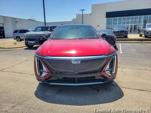 Used 2024 Cadillac Lyriq Luxury AWD/4WD image 7