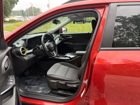 Used 2024 Chevrolet Trax LT w/ Driver Confidence Package FWD image 11