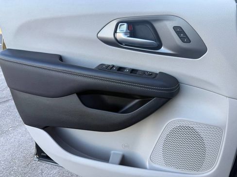 Used 2023 Chrysler Pacifica Touring-L image 25