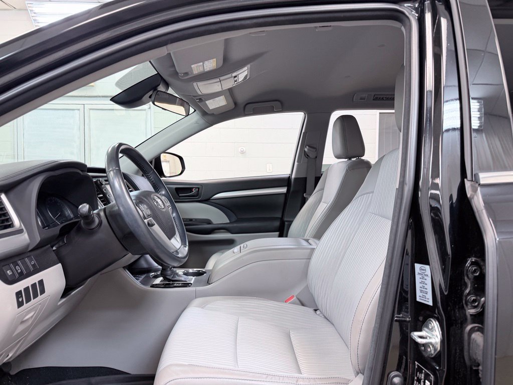 Used 2018 Toyota Highlander Plus AWD/4WD image 13