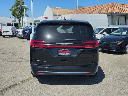 Certified 2024 Chrysler Pacifica Touring-L FWD image 7