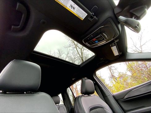 Used 2024 Jeep Grand Cherokee Altitude image 11