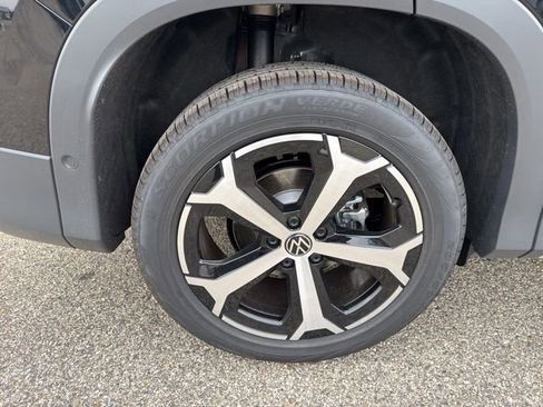 New 2025 Volkswagen Tiguan SE image 21