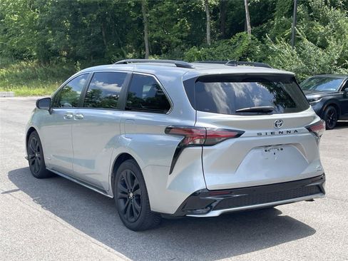 Used 2021 Toyota Sienna XSE w/ XSE Plus Package FWD image 3