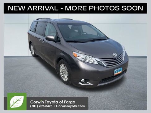 Used 2017 Toyota Sienna XLE image 1