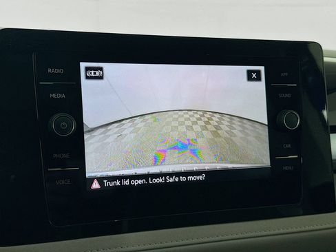 Used 2025 Volkswagen Taos SE w/ Panoramic Sunroof Package AWD/4WD image 17