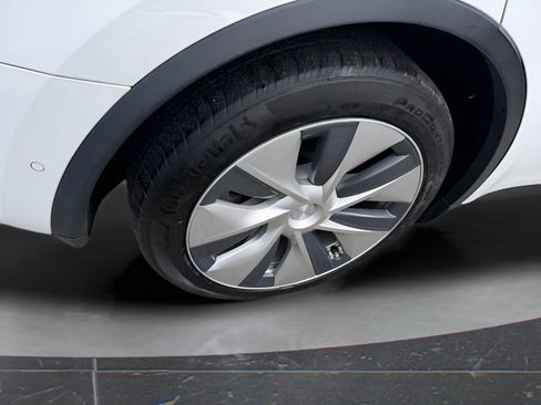 Used 2022 Tesla Model Y Long Range image 11