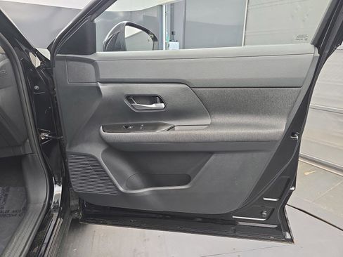 Used 2025 Nissan Kicks SV AWD/4WD image 35