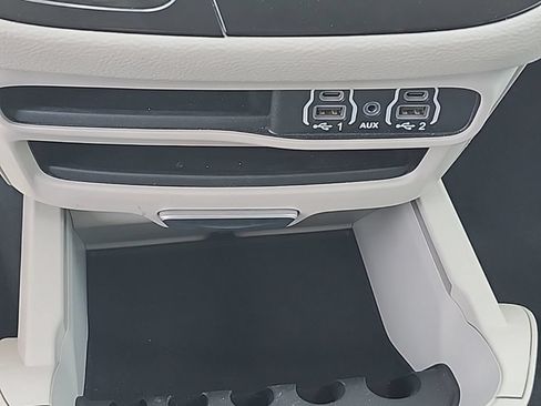 Certified 2024 Chrysler Pacifica Limited FWD image 11