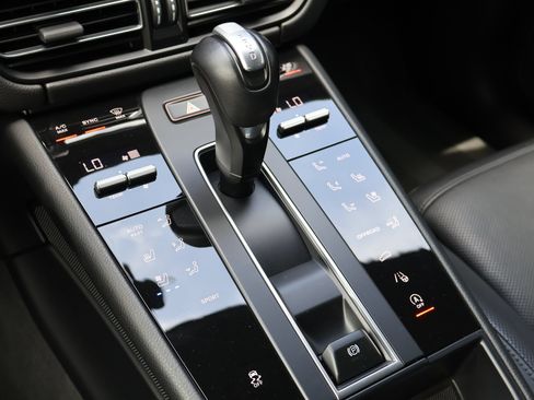 Certified 2023 Porsche Macan AWD/4WD image 21