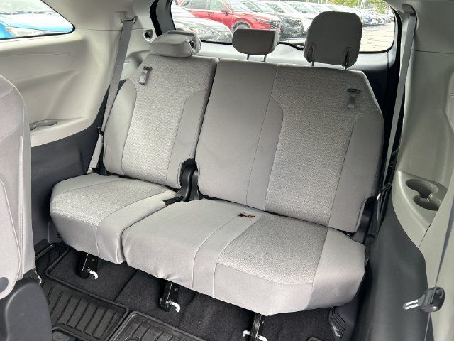 Used 2024 Toyota Sienna LE AWD/4WD image 34