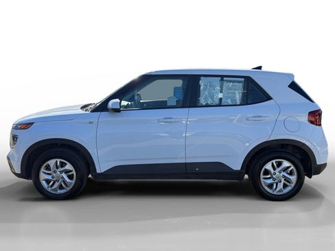 Certified 2022 Hyundai Venue SE image 2