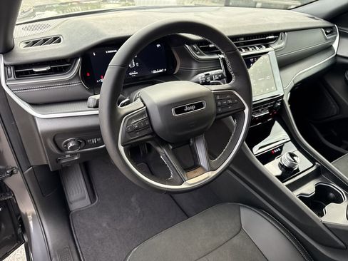 New 2025 Jeep Grand Cherokee Laredo image 11