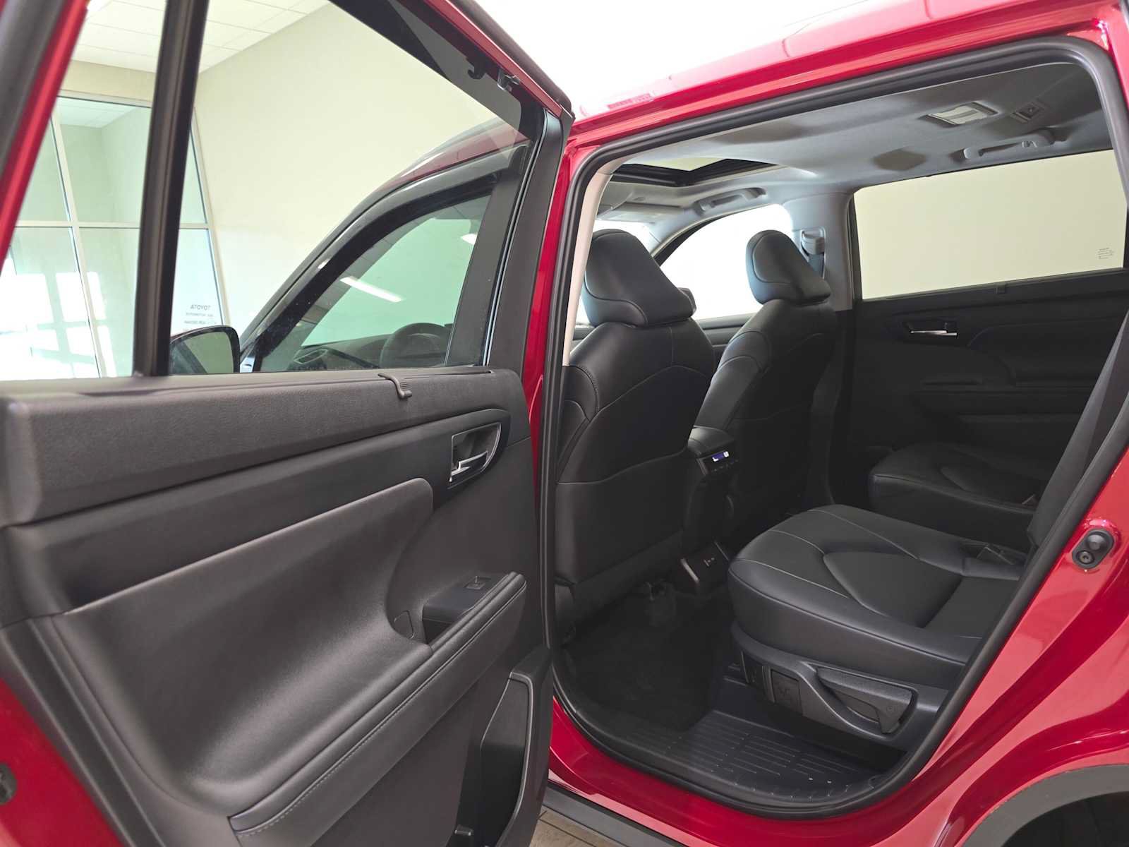 Used 2024 Toyota Highlander XLE AWD/4WD image 24