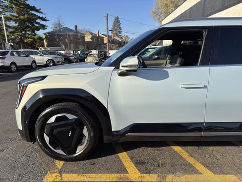 Used 2024 Kia EV9 Land image 19