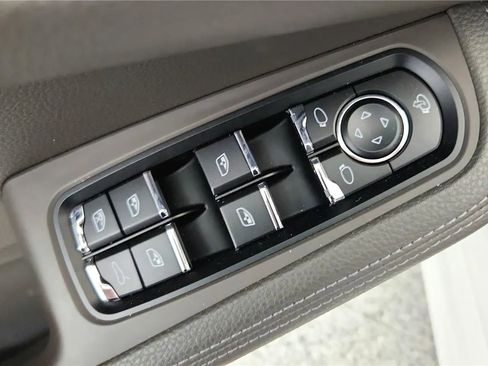 Used 2022 Porsche Macan S AWD/4WD image 32