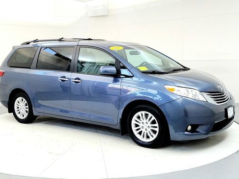Used 2017 Toyota Sienna XLE FWD image 7