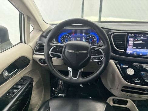 Used 2023 Chrysler Pacifica Touring-L FWD image 23