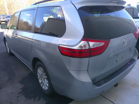 Used 2017 Toyota Sienna XLE image 7