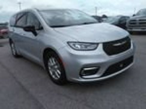 Used 2024 Chrysler Pacifica Touring-L FWD image 3
