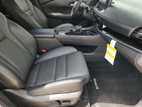 Used 2025 Nissan Rogue SL w/ Tech Package FWD image 16