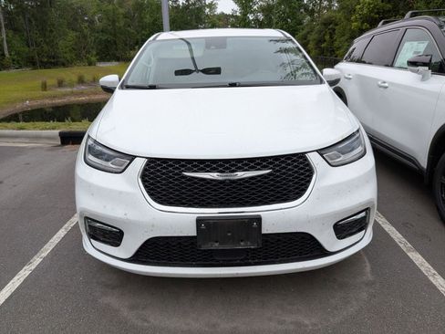 Used 2023 Chrysler Pacifica Touring-L FWD image 6