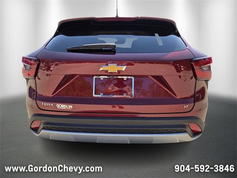 Used 2025 Chevrolet Trax LT w/ LT Convenience Package image 4