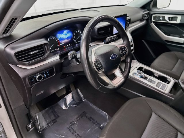Used 2024 Ford Explorer XLT RWD image 9