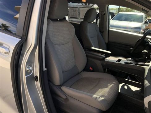 Used 2021 Toyota Sienna LE image 32