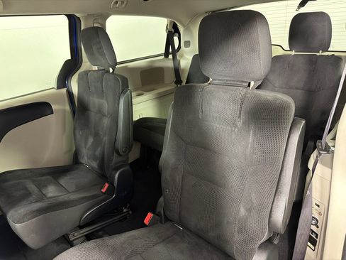 Used 2019 Dodge Grand Caravan SE w/ UConnect Hands-Free Group image 19
