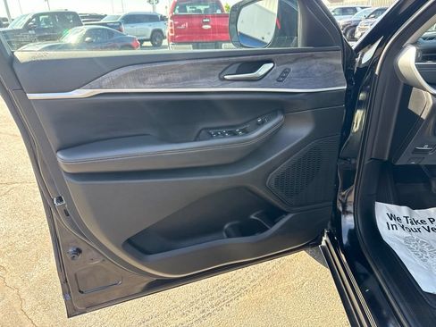 Used 2023 Jeep Grand Cherokee Limited AWD/4WD image 6