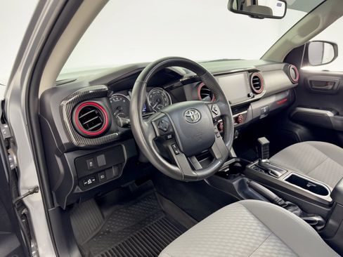 Used 2020 Toyota Tacoma SR5 AWD/4WD image 4